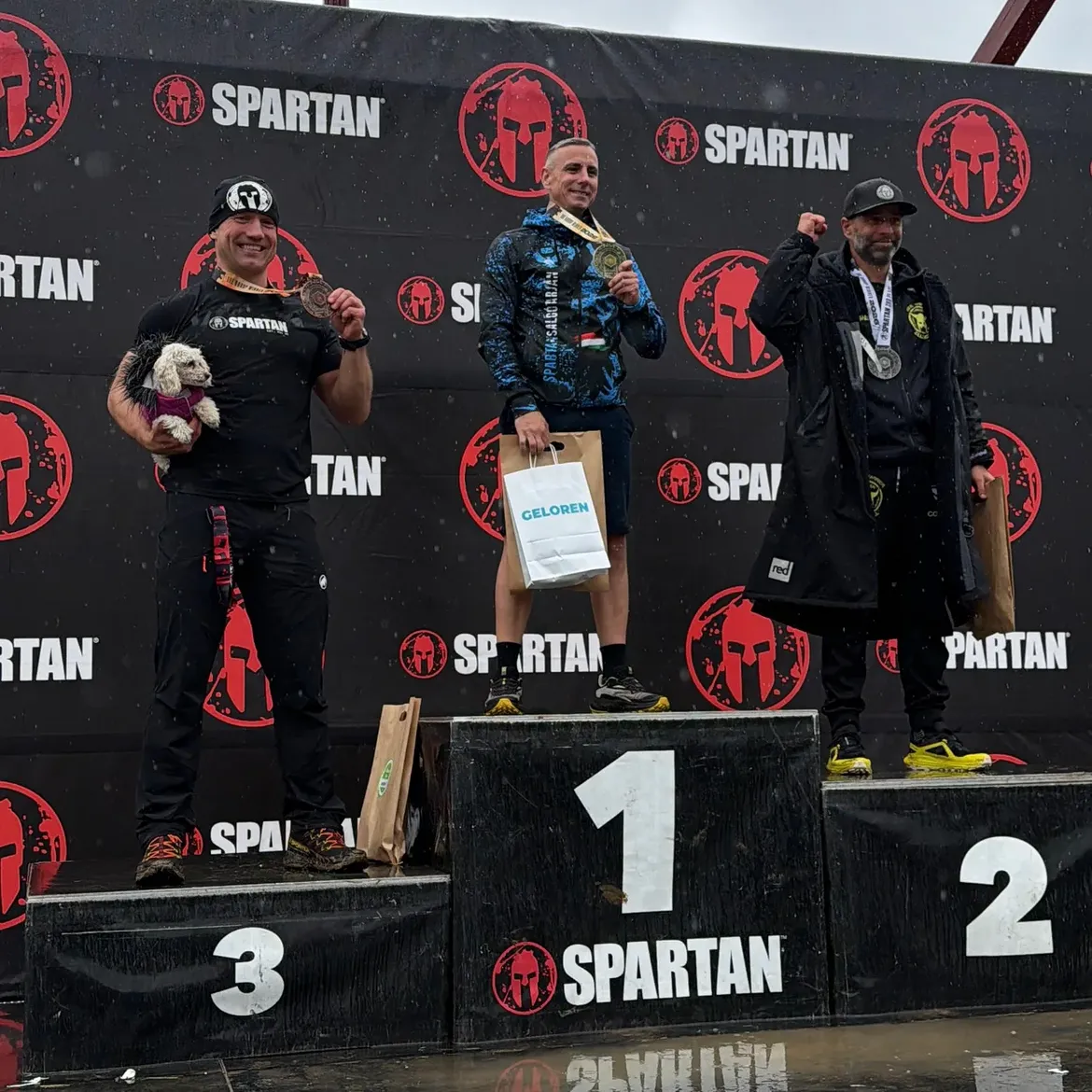Členovia Maximus Gymu na stupňoch víťazov Spartan